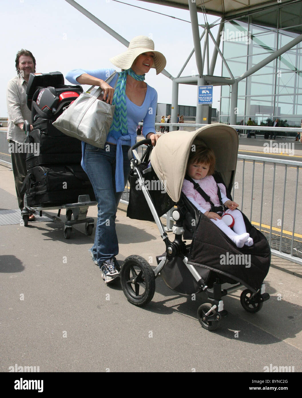 Kate Garraway e suo marito Derek il tappeto e la loro figlia darcy arriva a Heathrow airport per andare su una vacanza in famiglia Foto Stock