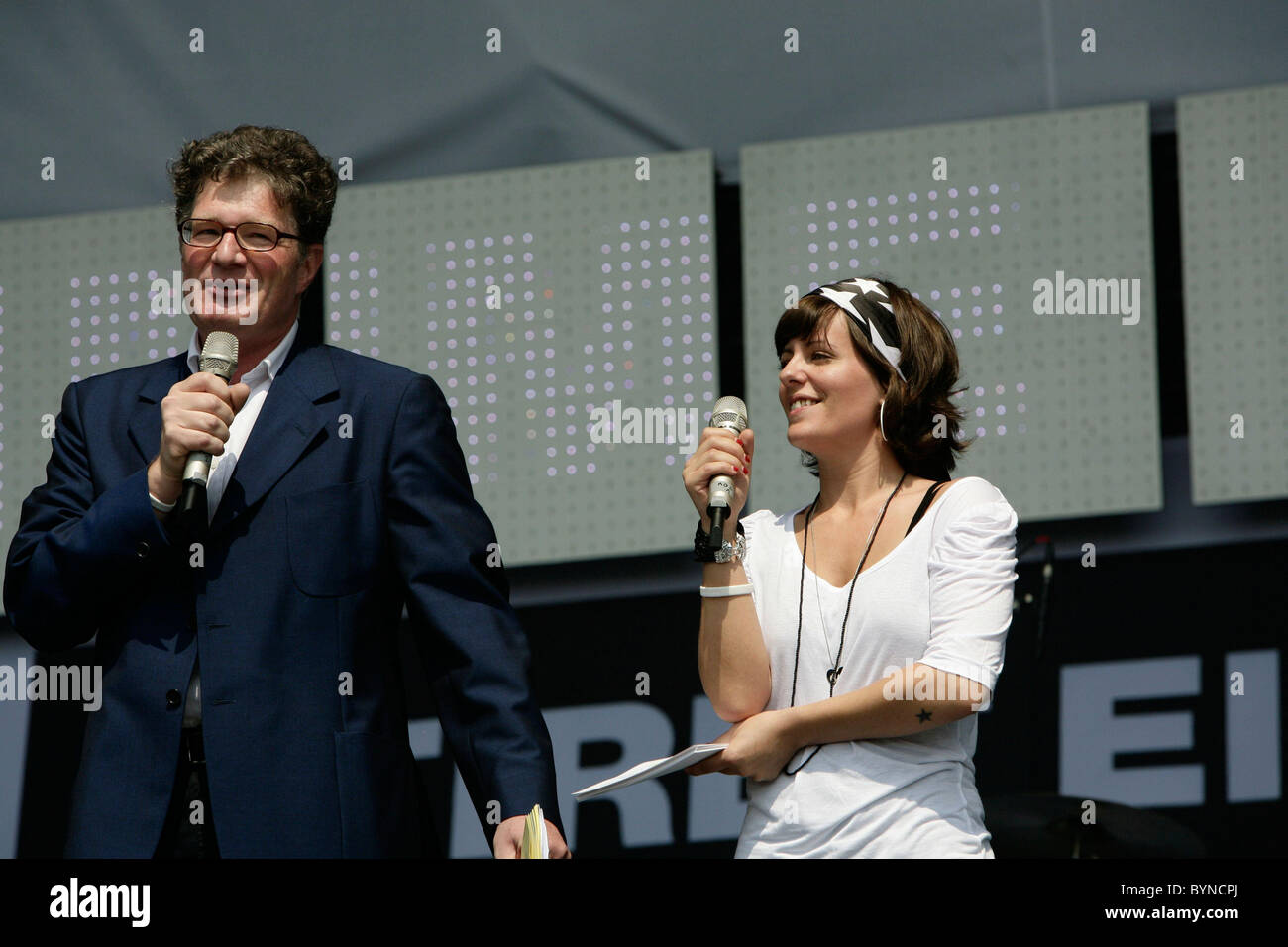 Roger Willemsen, Sarah Kuttner, 'Stimmen gegen Armut" concerto all'IGA Rostock, Germania - 07.06.07 Foto Stock