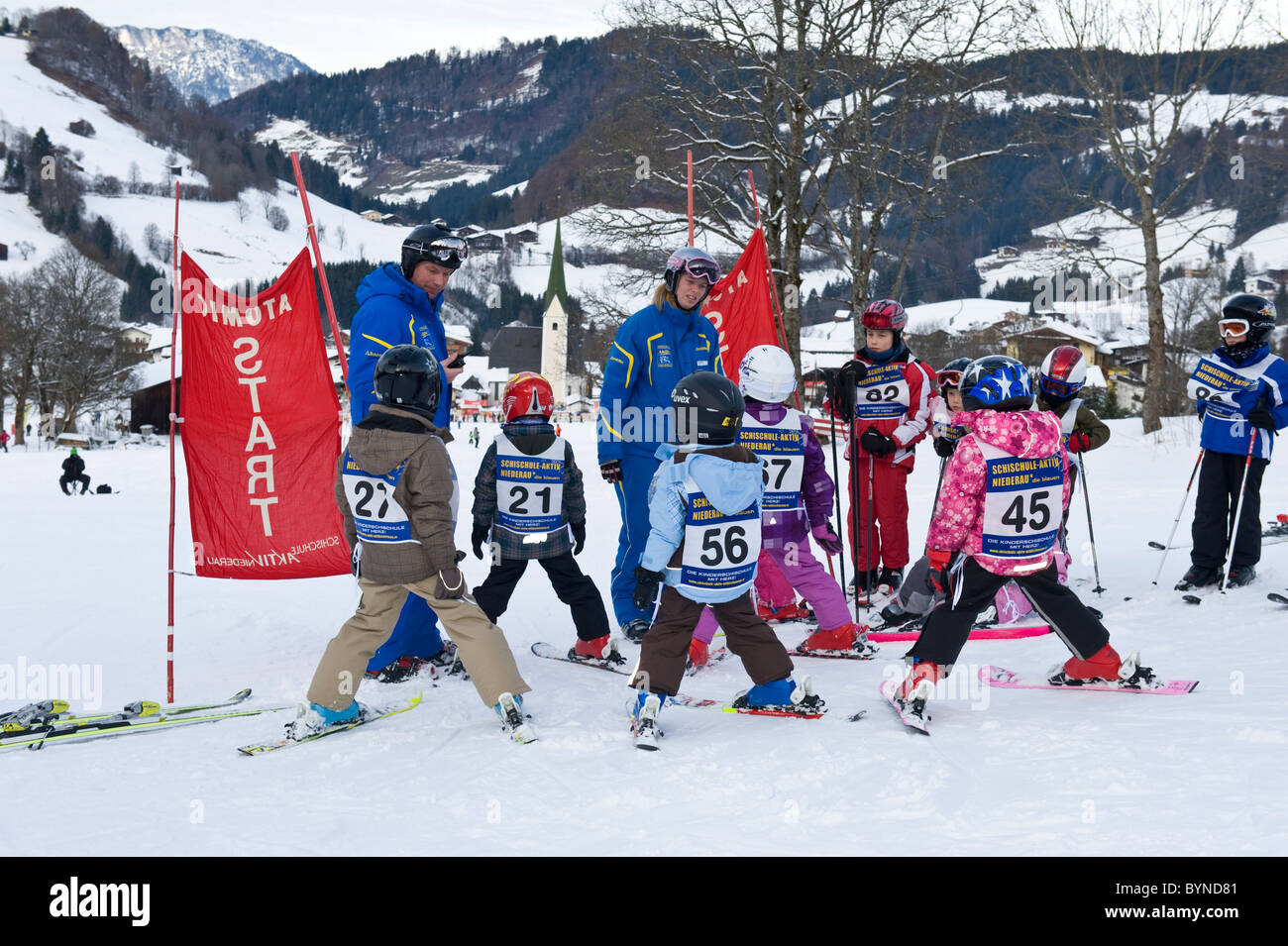 I bambini con istruttore di frequentare un corso di sci in Niederau in Austria Foto Stock