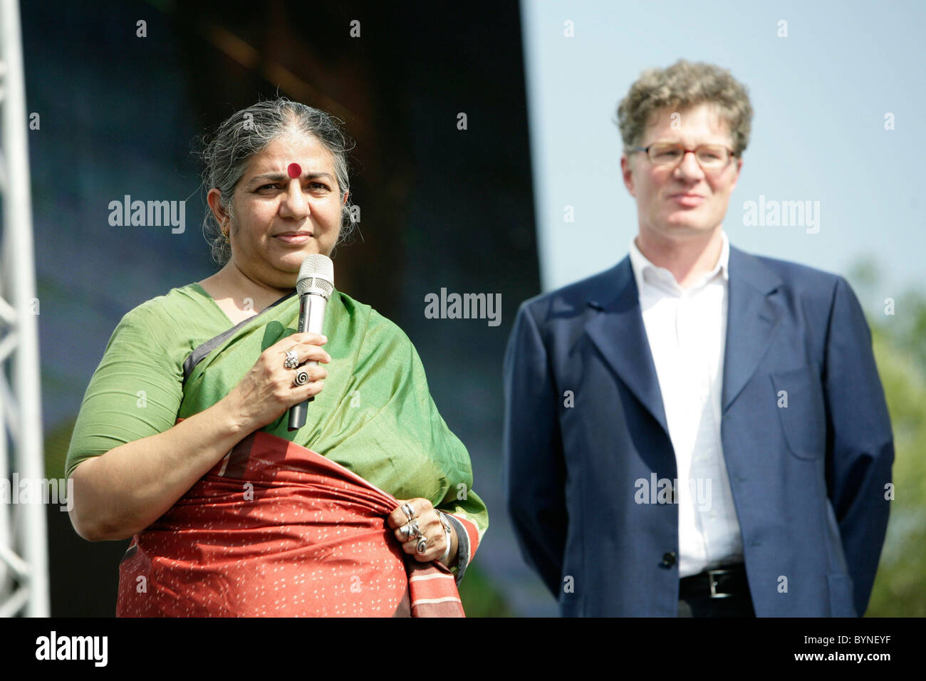 Vandana Shiva da India, Roger Willemsen, 'Stimmen gegen Armut" concerto all'IGA Rostock, Germania - 07.06.07 Foto Stock