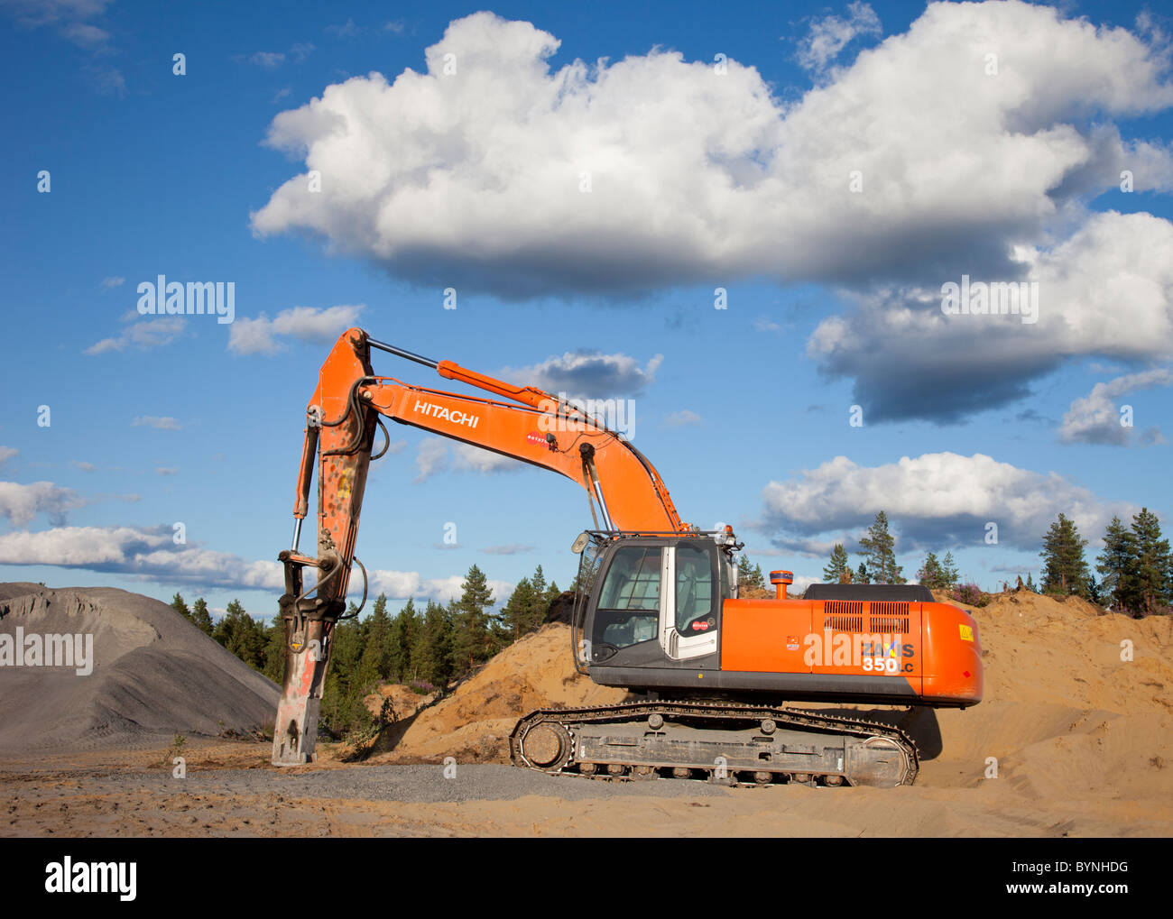 Profilo laterale di un escavatore Hitachi ZAxis 350 lc dotato di demolitore da roccia idraulico per uso in cava di roccia , Finlandia Foto Stock