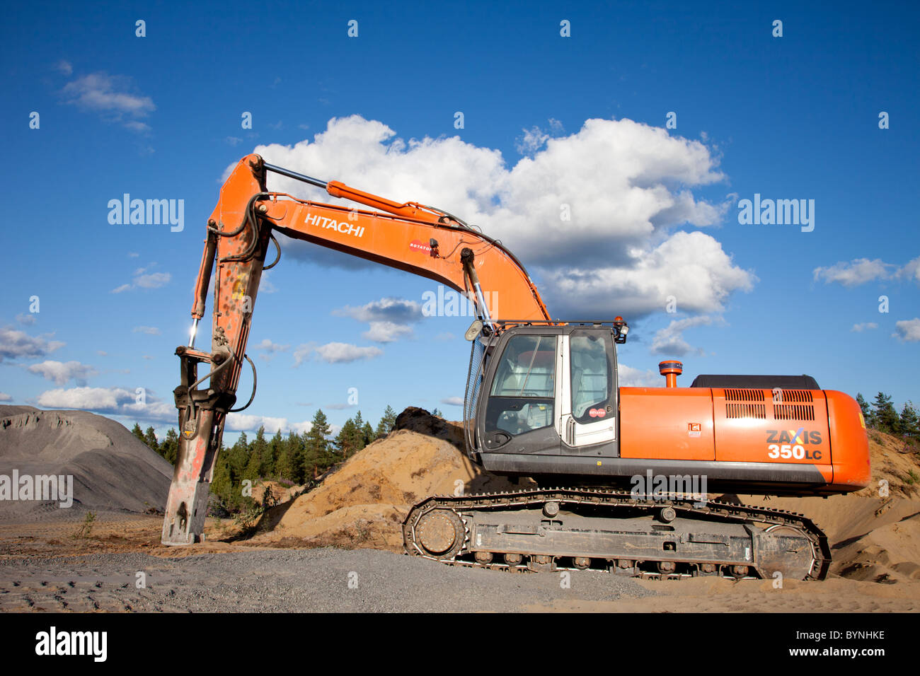 Profilo laterale di un escavatore Hitachi ZAxis 350 lc dotato di demolitore da roccia idraulico per uso in cava di roccia , Finlandia Foto Stock