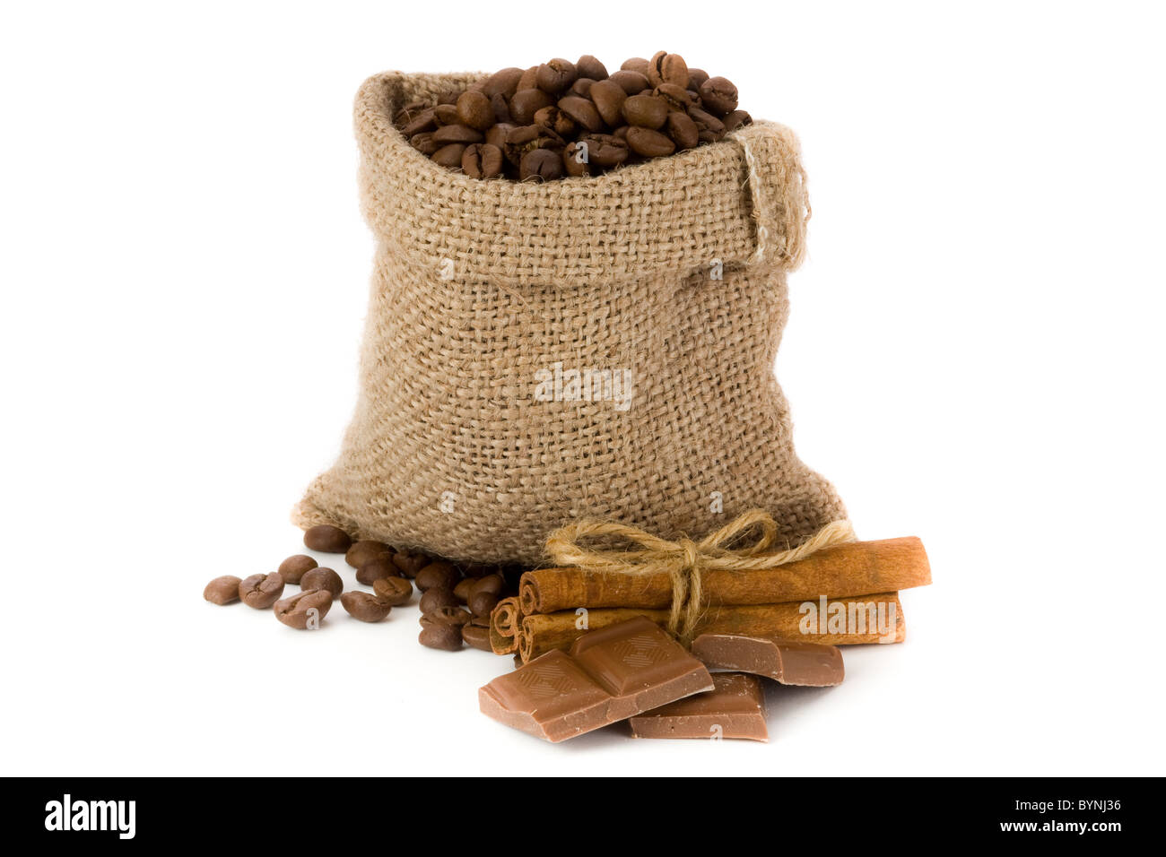 I chicchi di caffè nel sacco di tela con cannella e cioccolato Foto Stock