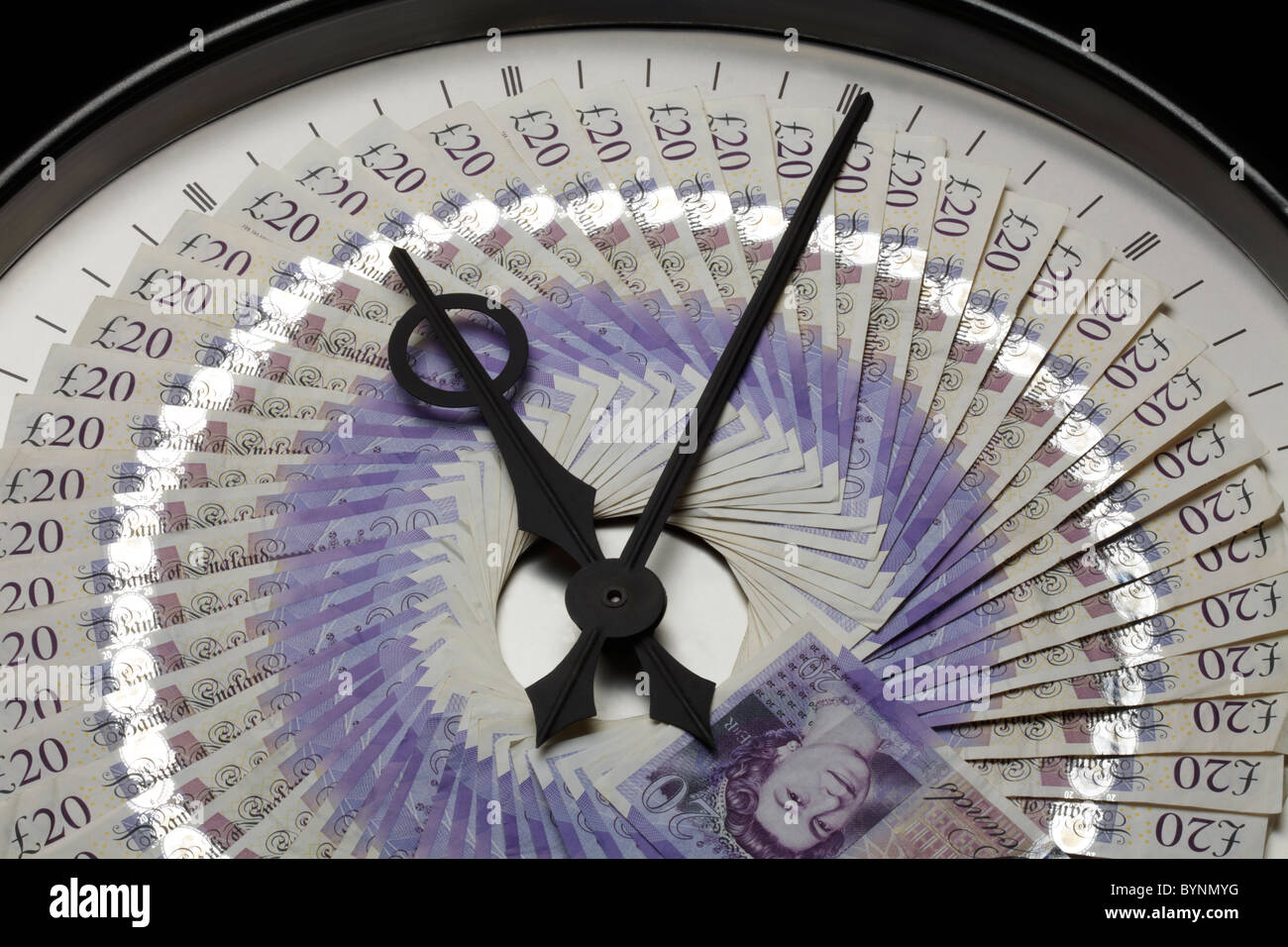 Venti Pound Note sull'orologio con le mani Foto Stock