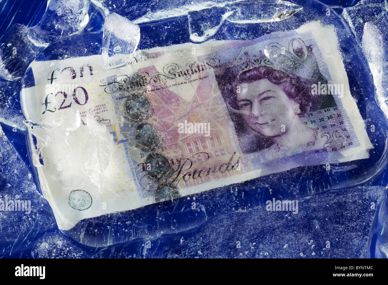 Venti Pound note congelati su ghiaccio Foto Stock