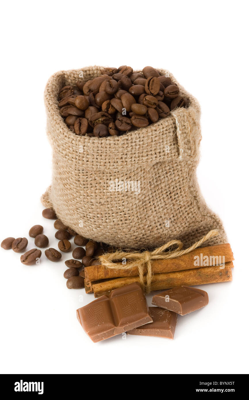 I chicchi di caffè nel sacco di tela con cannella e cioccolato Foto Stock