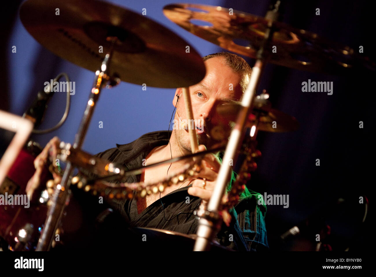 Il batterista Frank van Essen con il Celtic Rock band Iona, suonando la batteria in concerto, il Regno Unito 2010 Foto Stock