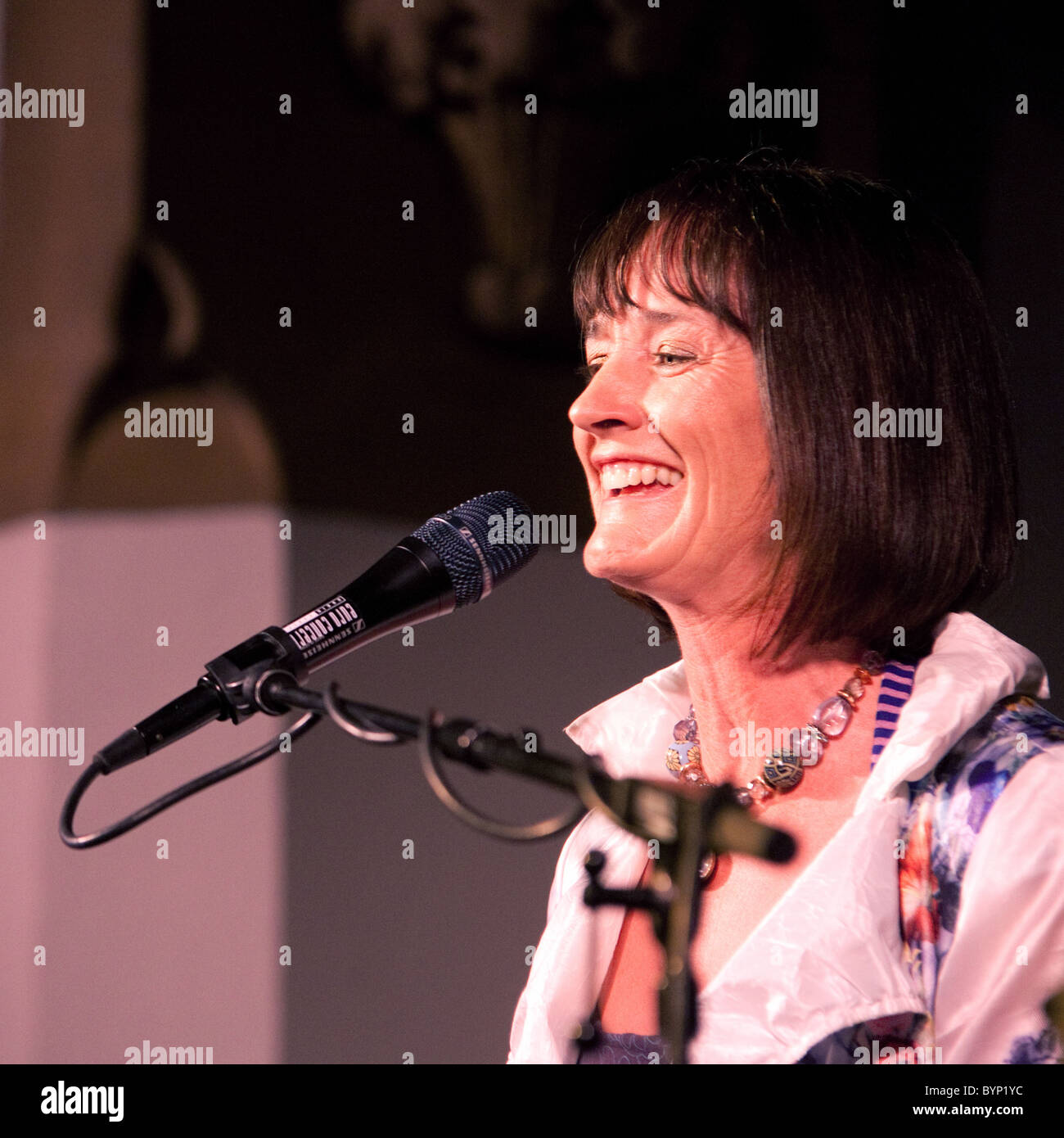 Cantante femminile/cantante Joanne Hogg dirige anche il Celtic Rock band Iona sul palco di Newmarket, Maggio 2010 Foto Stock