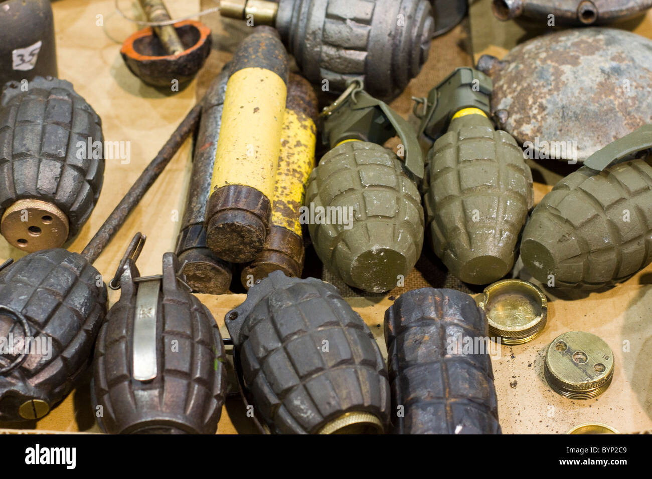 Una collezione di granate in mostra a Stoneleigh Militaria mostra Foto Stock