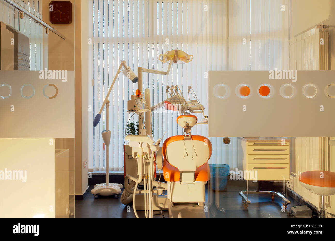 Interno di una clinica dentale, semplice e moderno design minimale. Foto Stock