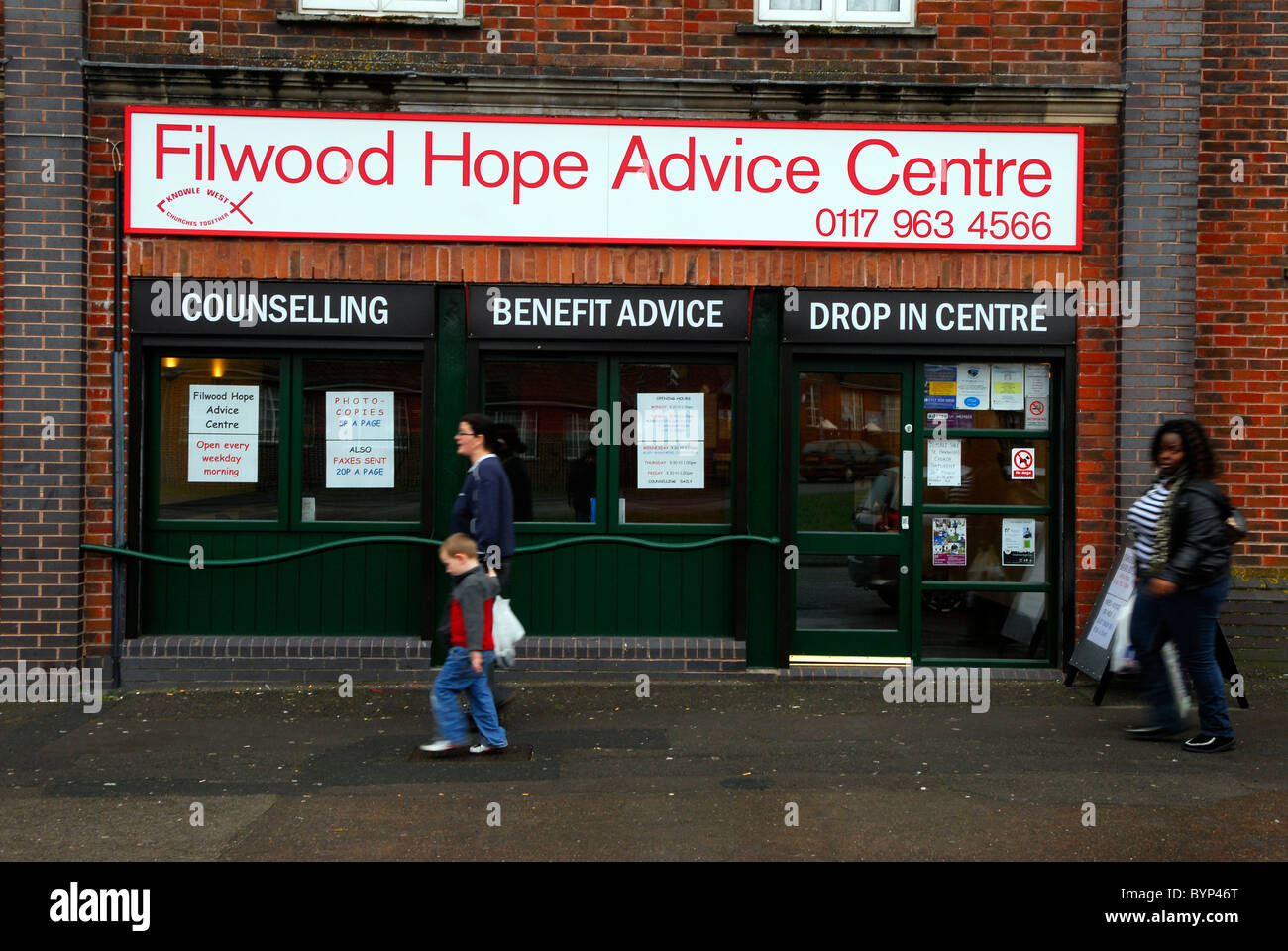 Guida in linea e caduta in centro per le persone alla ricerca di consulenza e di beneficiare di consulenza, Bristol, Regno Unito. Foto Stock