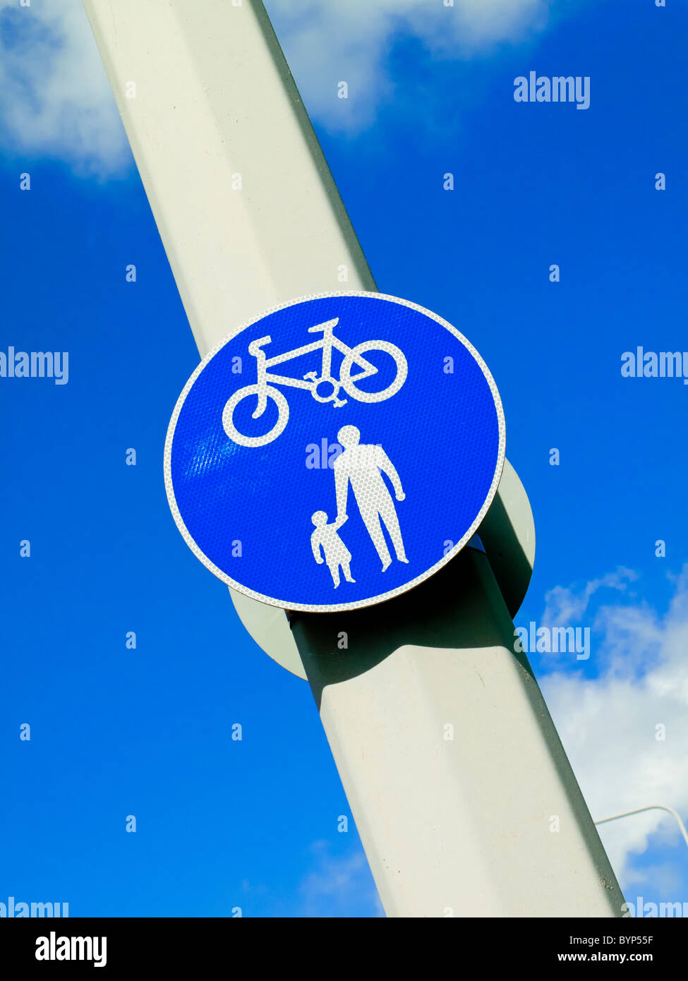 Ciclo del Regno Unito e il sentiero segno su un lampione con cielo blu dietro Foto Stock