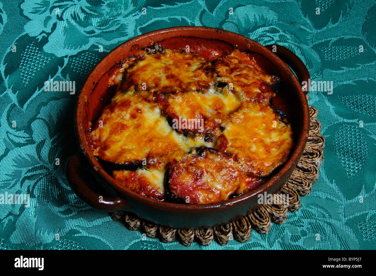 Aubergine cuocere in un tegame di coccio, Mijas Costa, Costa del Sol, provincia di Malaga, Andalusia, Spagna, Europa occidentale. Foto Stock