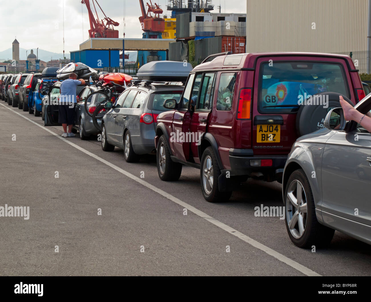 Automobili in attesa a bordo di un traghetto passeggeri a Bilbao in Spagna settentrionale Foto Stock