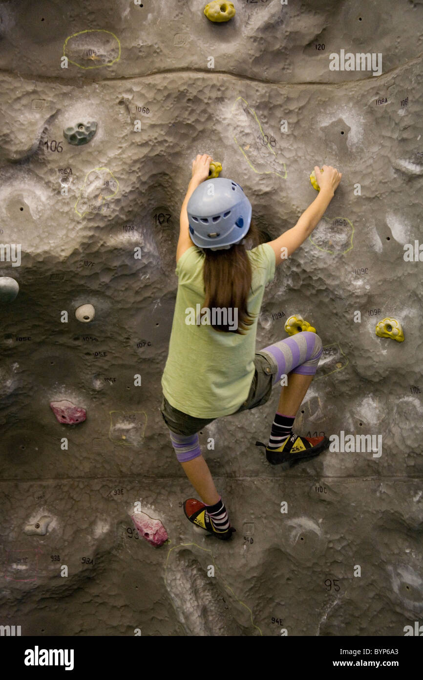 Ragazza sulla coperta parete di arrampicata, Mile End Foto Stock