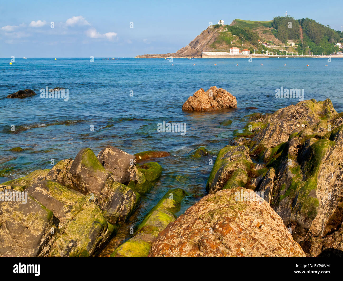 Vista su rocce verso il mare a Ribadesella in Asturias Spagna settentrionale Foto Stock