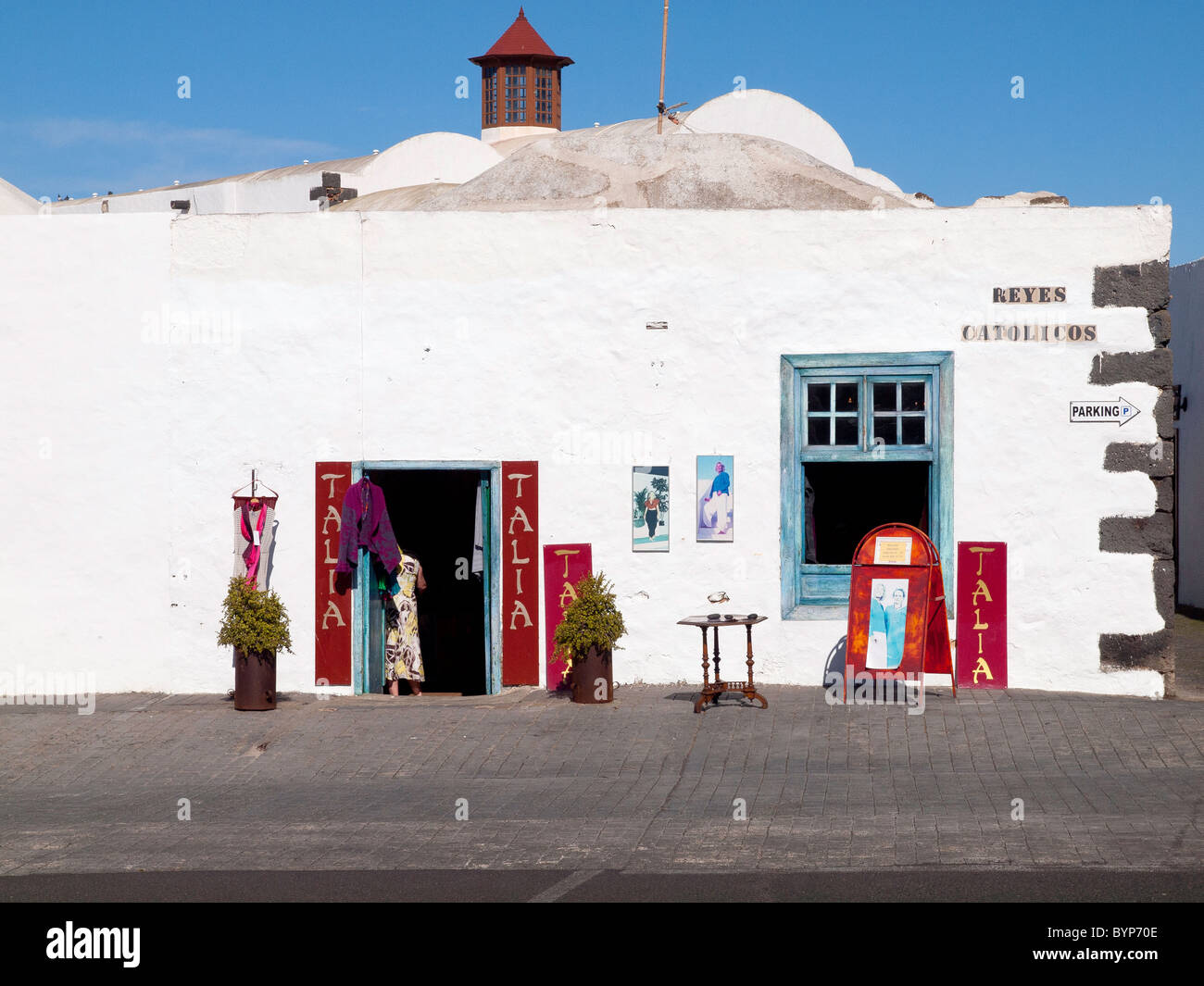 Talia un piccolo negozio che vende abbigliamento per turisti in Teguise Lanzarote Foto Stock