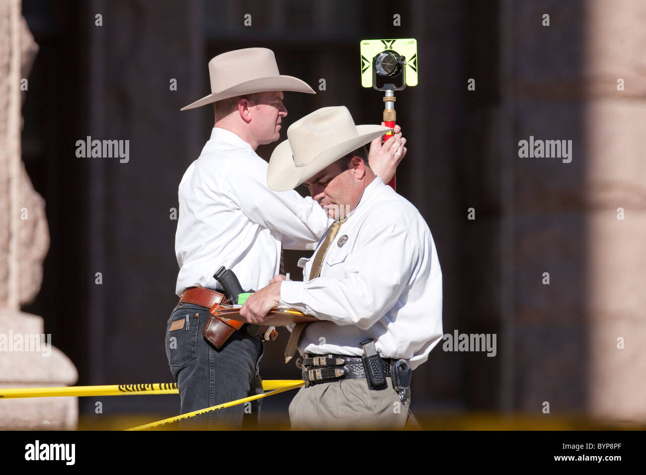 Texas Ranger utilizza il GPS survey attrezzature per la marchiatura di raccogliere elementi di prova al Texas Capitol dopo un uomo sparato una pistola per motivi Foto Stock