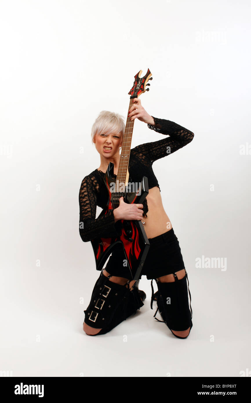 Rock chick tenendo un warlock heavy metal guitar Foto Stock