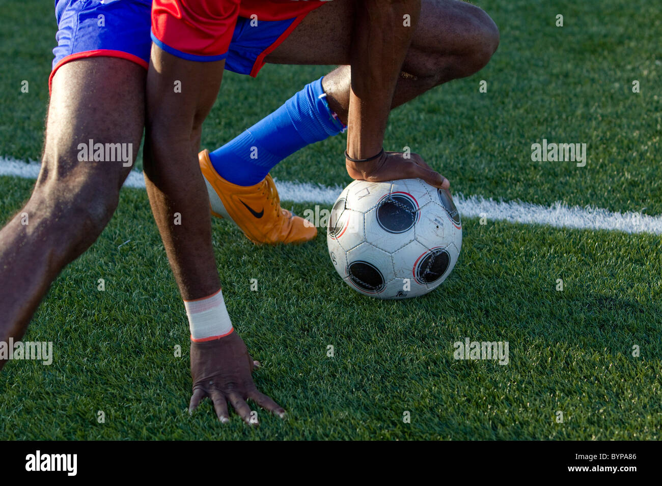 Gli stati di Haitian National Soccer team si allunga le gambe durante il warm-up prima del match di esibizione di Austin in Texas. Foto Stock