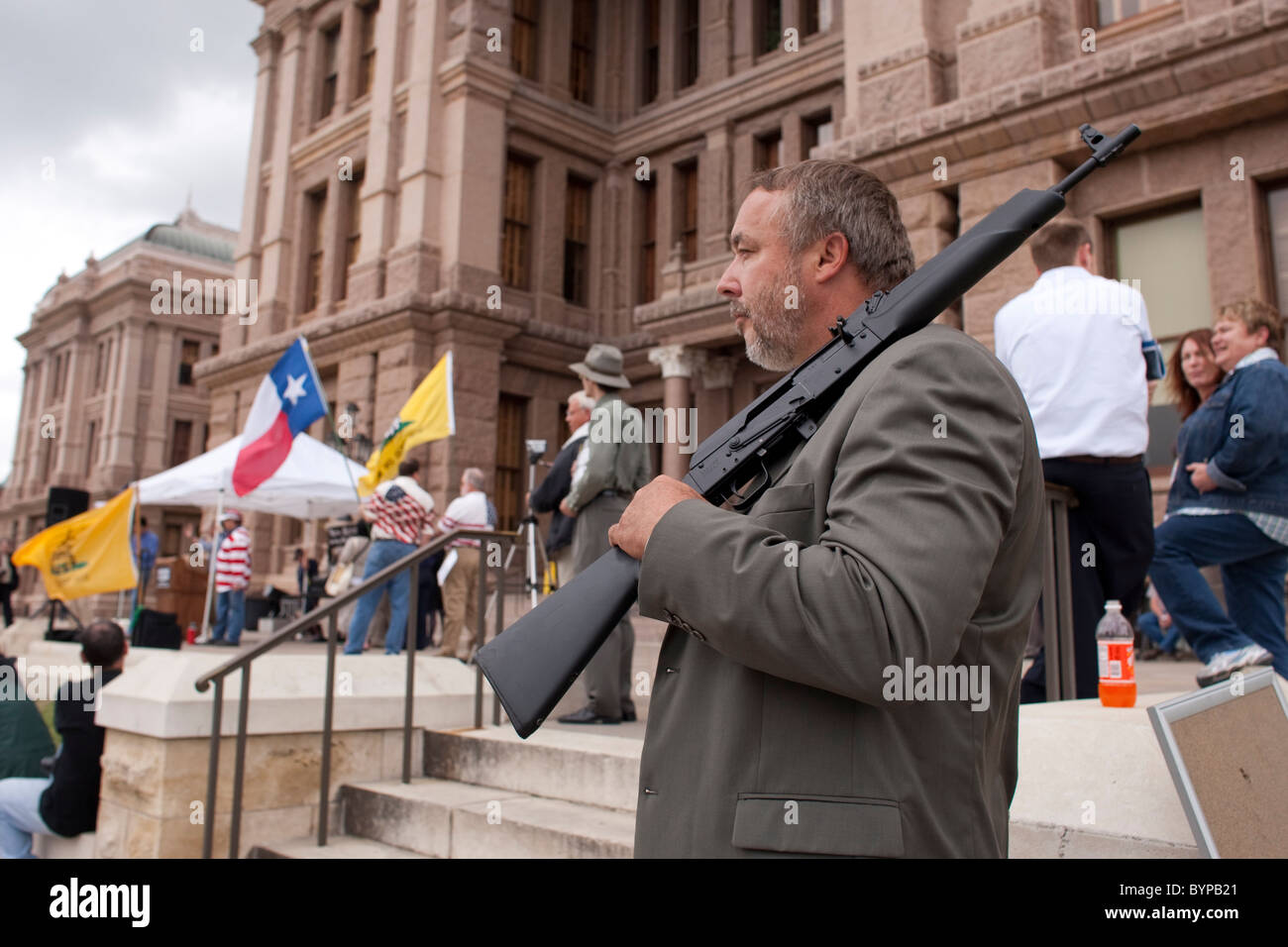 Maschio Anglo sorge di fronte al Texas Capitol con un vuoto AK-47 fucile da assalto durante un Tea Party rally in Austin Foto Stock