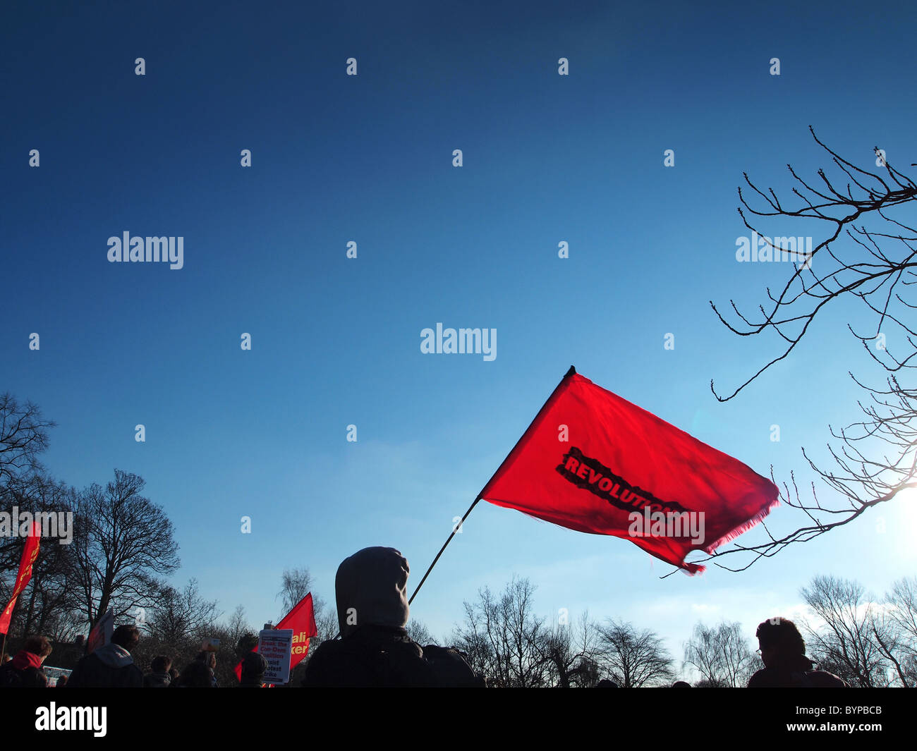 Fotocamere digitali Olympus immagine di studente manifestanti con la bandiera della rivoluzione in Manchester Regno Unito contro le tasse di iscrizione sorge Foto Stock