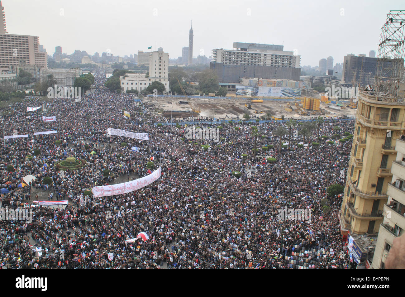 Scene in ed intorno a Tahrir Sq come pro-democrazia manifestanti assemblare al cambiamento della domanda e la rimozione del Presidente Mubarak. Foto Stock