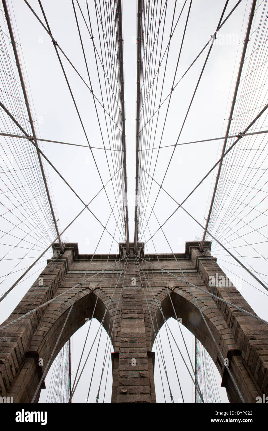 Stati Uniti d'America, New York New York City, linee convergenti dei cavi di sospensione e la massiccia torre sul ponte di Brooklyn Foto Stock