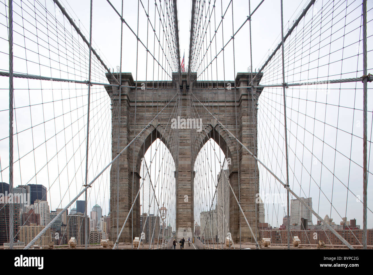 Stati Uniti d'America, New York New York City, linee convergenti dei cavi di sospensione e la massiccia torre sul ponte di Brooklyn Foto Stock