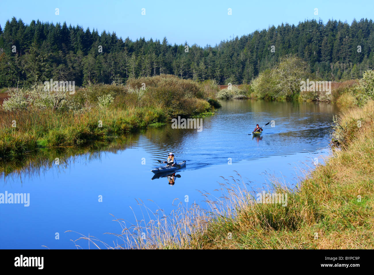Due kayakers (madre e figlio) flottante la scenic Beavercreek (Beaver Creek) in western Oregon, Stati Uniti, Nord America. Foto Stock