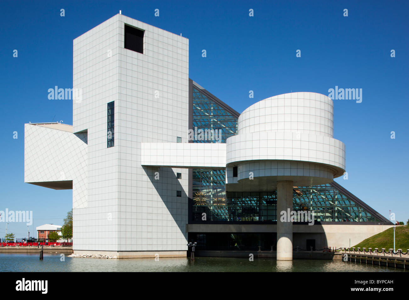 Stati Uniti d'America, Ohio, Cleveland, vista esterna del Rock and Roll Hall of Fame progettato da I. M. Pei lungo il Lago Erie sulla molla pomeriggio Foto Stock