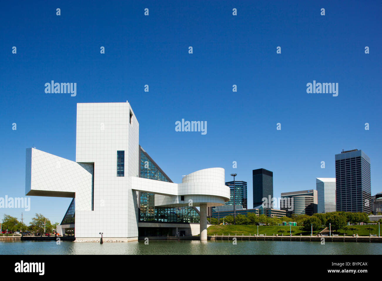 Stati Uniti d'America, Ohio, Cleveland, vista esterna del Rock and Roll Hall of Fame progettato da I. M. Pei lungo il Lago Erie sulla molla pomeriggio Foto Stock