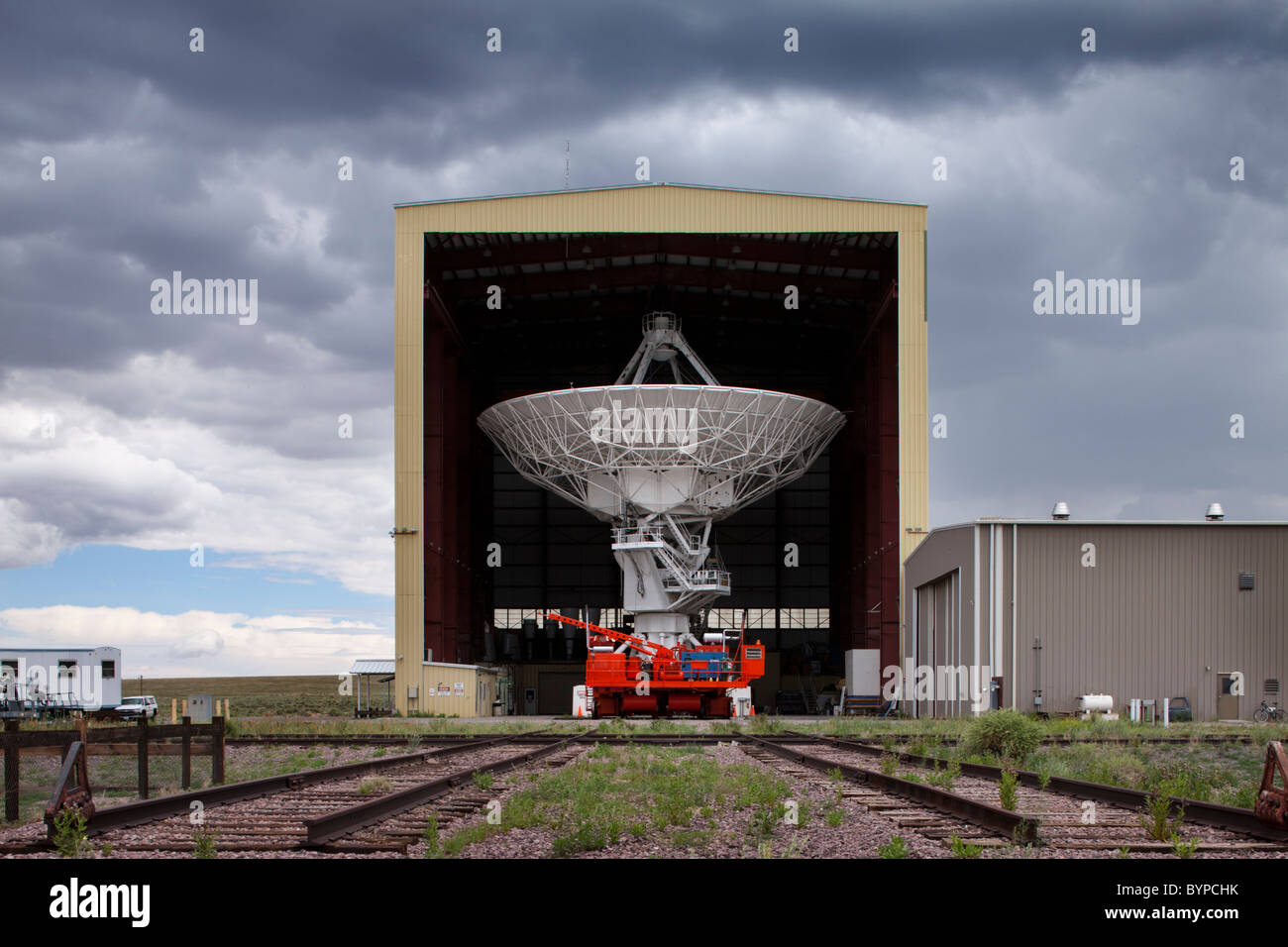 Stati Uniti d'America, Nuovo Messico, Socorro, radio telescopio nel capannone di manutenzione a VLA Osservatorio Radio Foto Stock