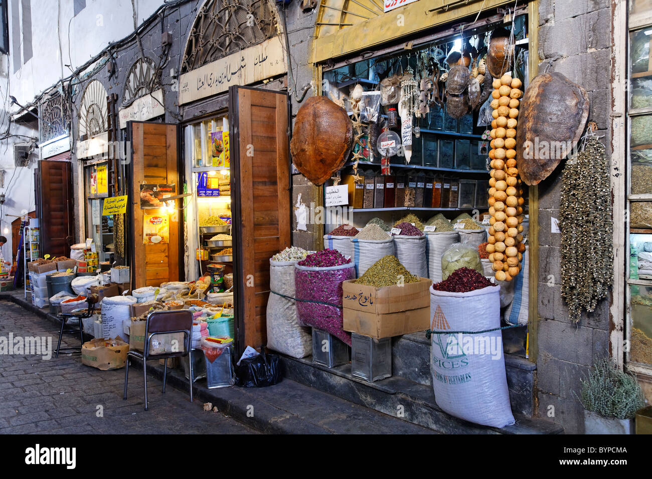 Negozi di spezie in Al-Hamidiyah Souk, Damasco, Siria Foto Stock