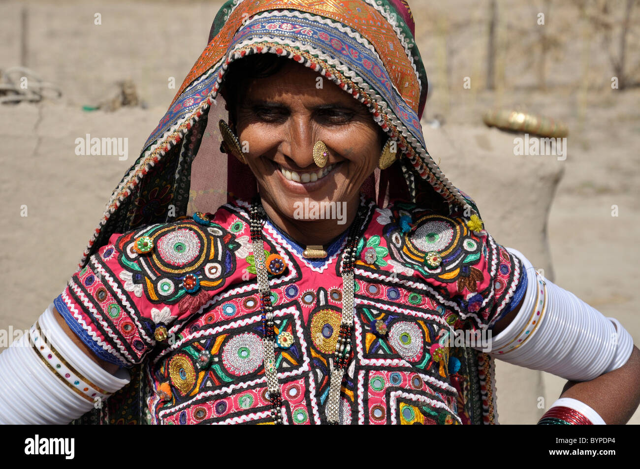 Donna rurale dal distretto di kutch del Gujarat, India Foto Stock