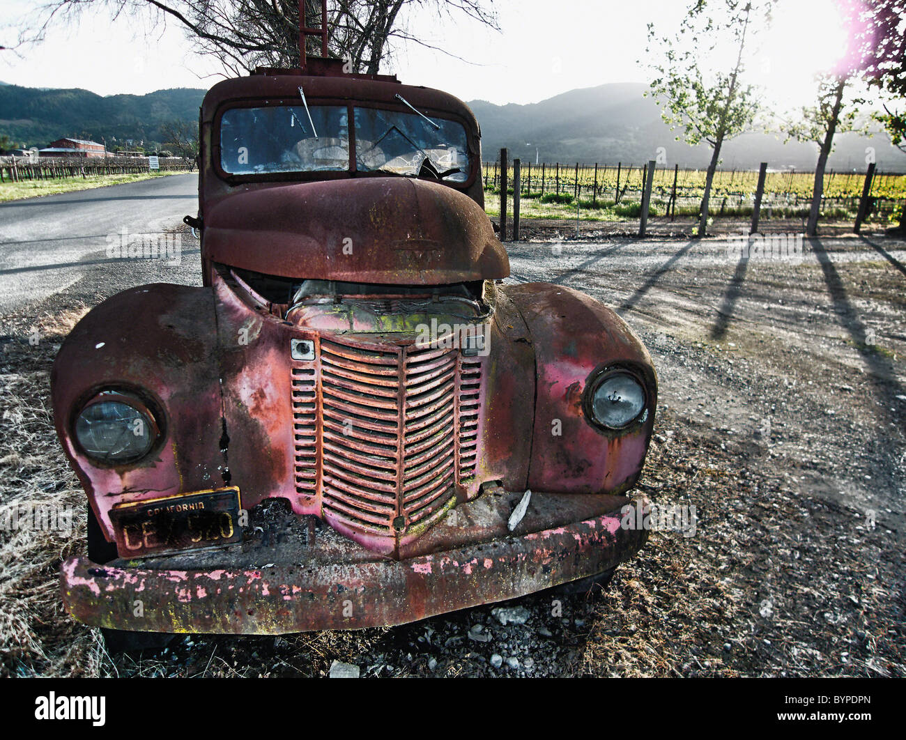 Vecchia ruggine Carrello presso la banchina, Oakville, Napa Valley, California Foto Stock