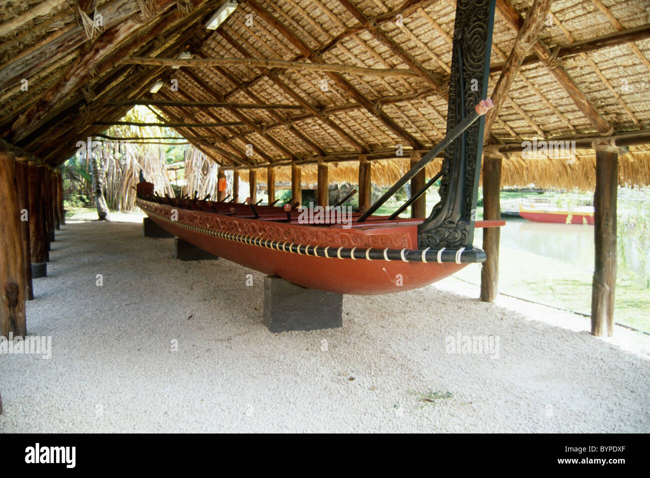 Canoa ornamentali sul display, Centro Culturale Polinesiano, Oahu, Hawaii Foto Stock