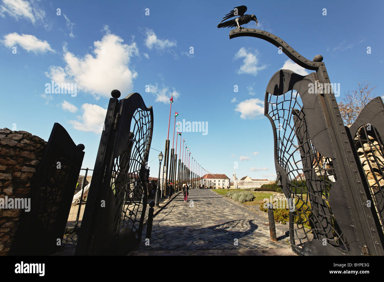 Vista del Corvinus Gate con un simbolico Raven, Palazzo Reale Budapest Ungheria Foto Stock