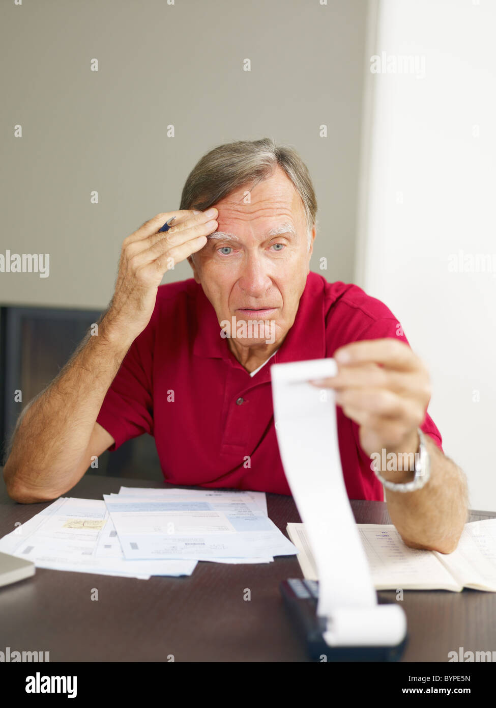 Senior uomo preoccupato per la sua casa delle finanze. Foto Stock