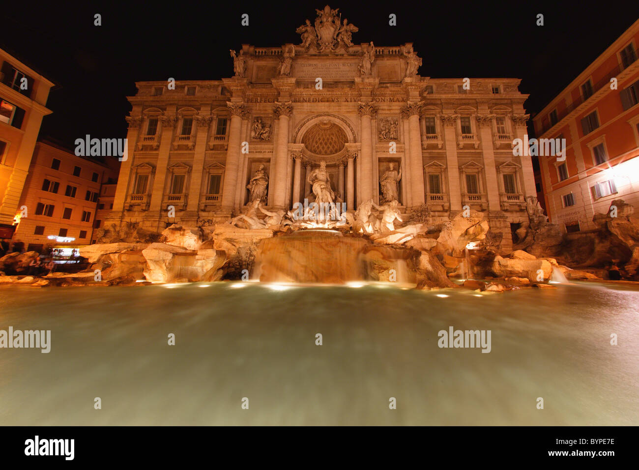 Basso angolo vista sulla fontana di Trevi di notte, Roma, Italia Foto Stock