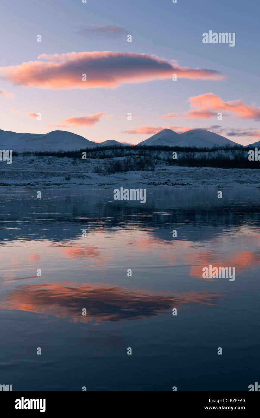 La riflessione sulle montagne nel lago ghiacciato Tornetraesk, Abisko, Lapponia, Svezia Foto Stock