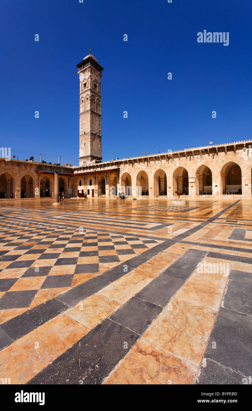 Il cortile della grande moschea di Aleppo, Siria Foto Stock