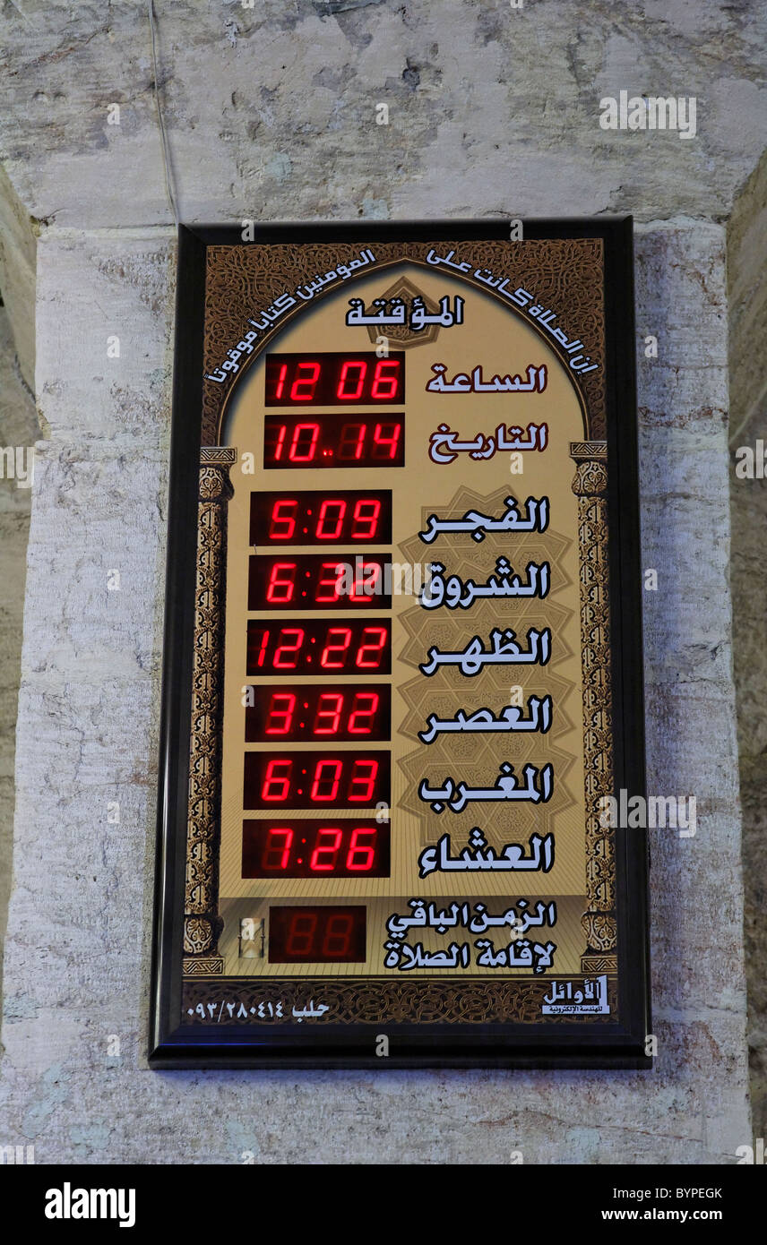 Display digitale per la visualizzazione dei tempi di preghiera all interno della grande moschea di Aleppo, Siria Foto Stock