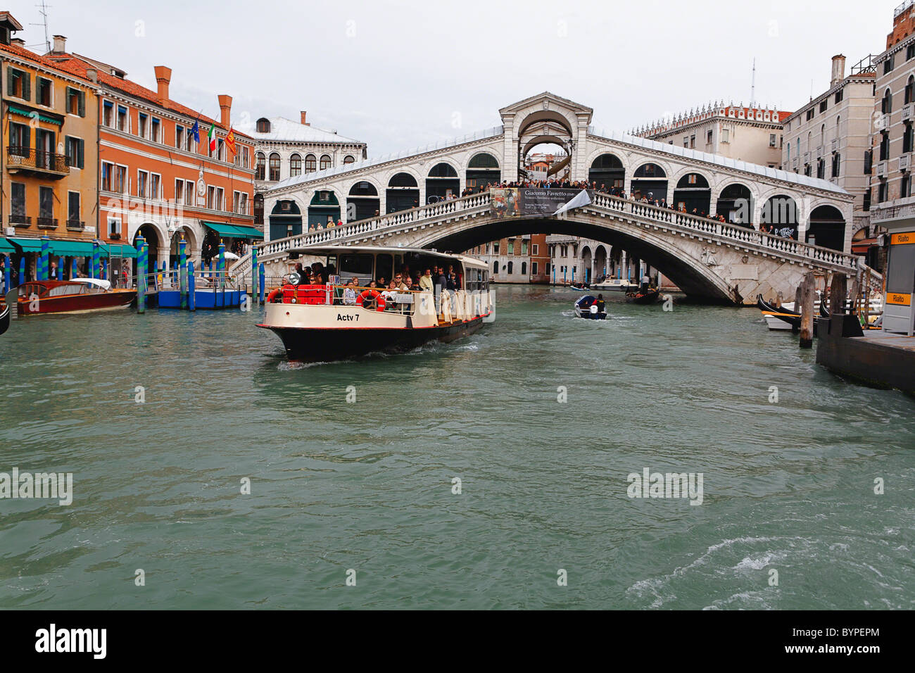 Il vaporetto passa sotto il ponte di Rialto, Venezia, Italia Foto Stock