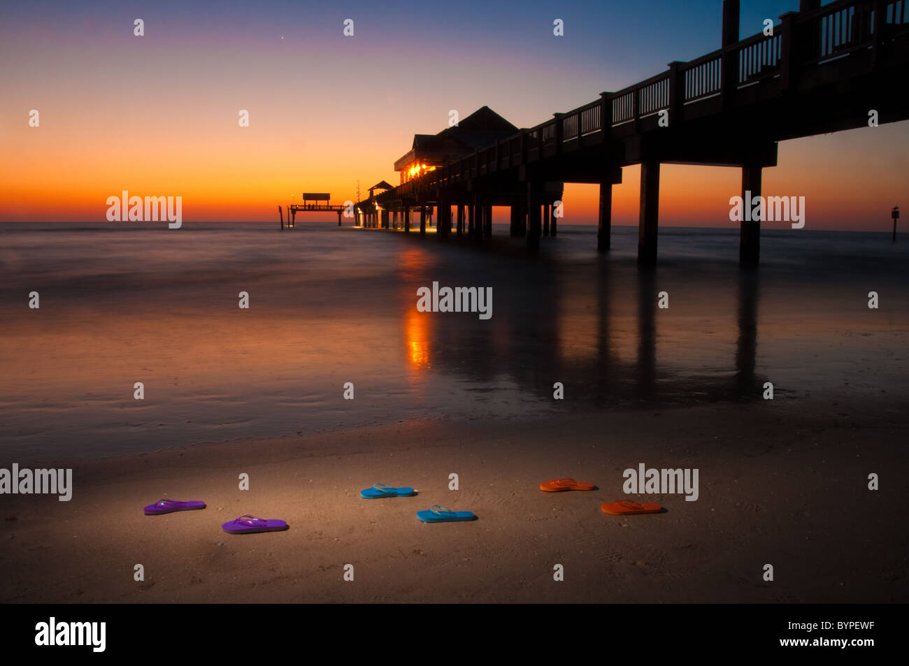 Il molo 60 in Clearwater Beach, Florida. Il flip flop in primo piano Colore ripetizione nel cielo. Foto Stock