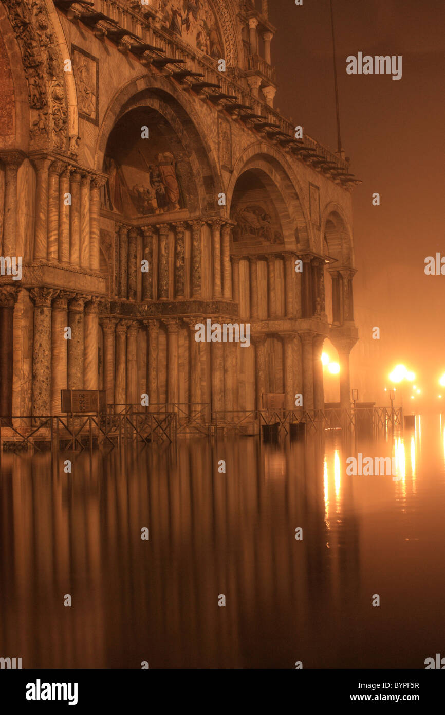 Acqua alta presso la Basilica di San Marco di notte a Venezia, Italia Foto Stock