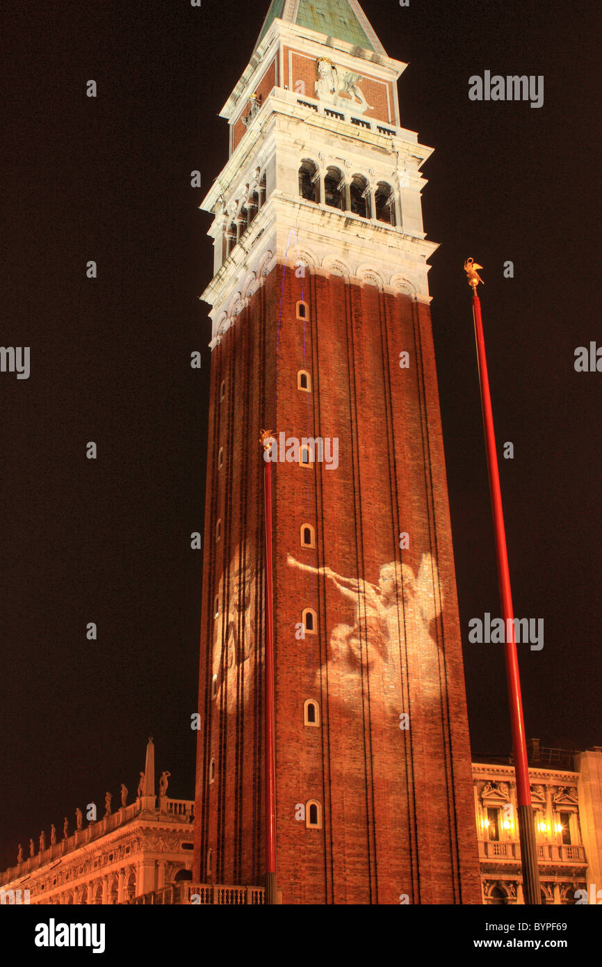 Luce di Natale mostra sul campanile di Venezia, Italia Foto Stock