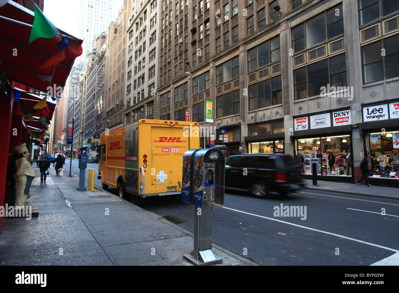 DHL forniscono l'arresto del carrello sulla strada di New York City 2010 Foto Stock