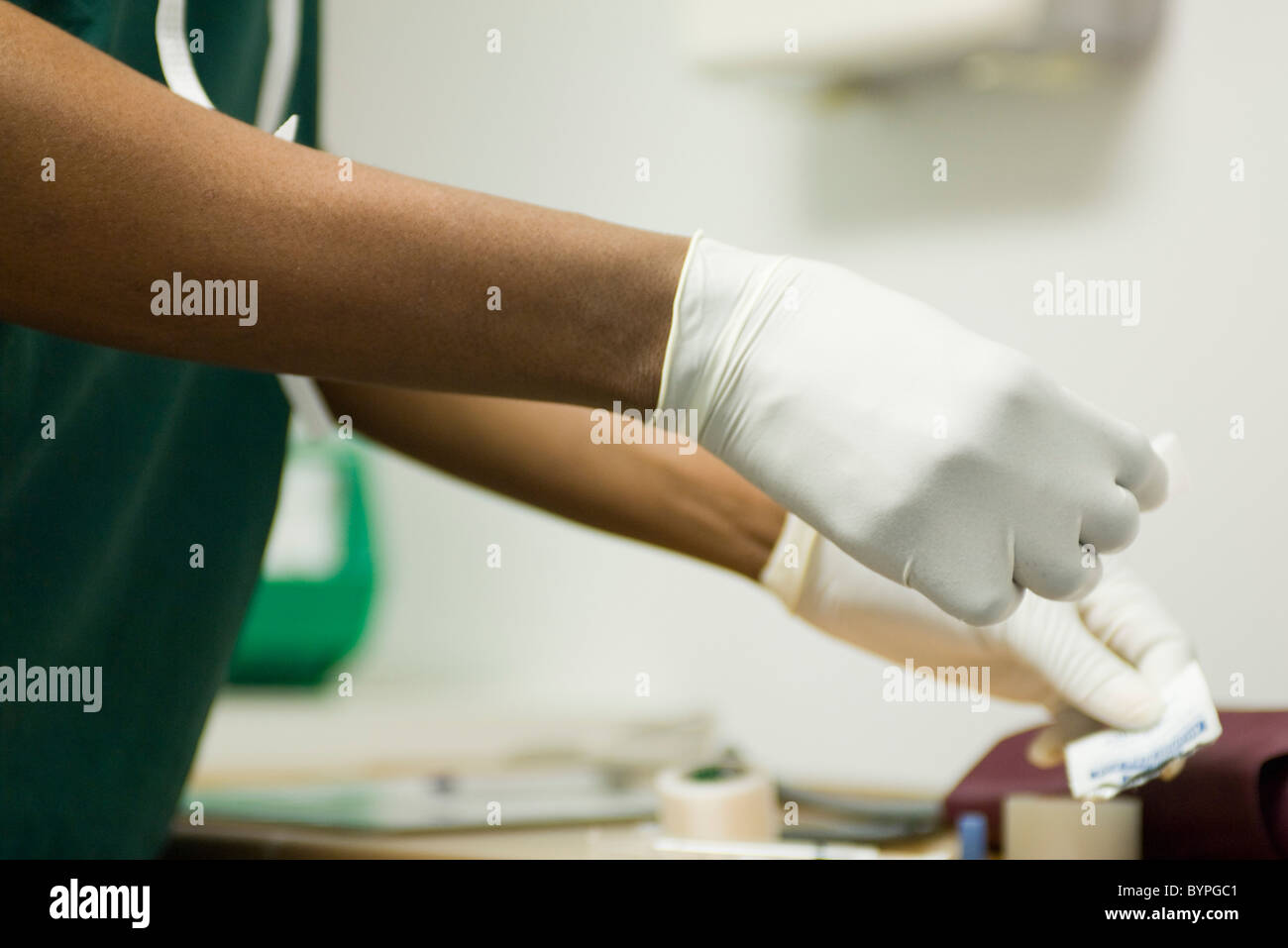 Professionista del healthcare indossando dei guanti di protezione in lattice Foto Stock