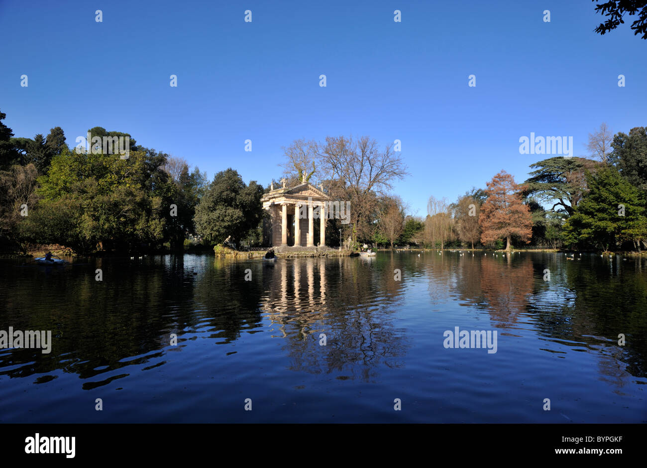 Italia, Roma, Villa Borghese, lago, tempio di Aesculapio Foto Stock